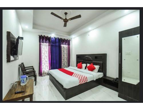 - une chambre avec un grand lit et des oreillers rouges dans l'établissement Fogg Valley, Banikhet Jangal, à Banikhet