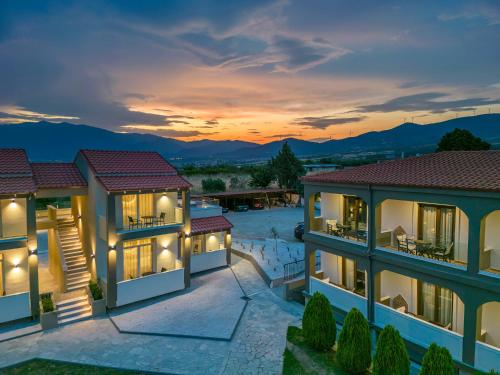 シディロカストロにあるAgnantio Hotel & Spaの夕日の家屋空見