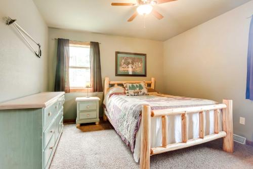 - une chambre avec un lit et un ventilateur de plafond dans l'établissement Pet-Friendly Wisconsin Cabin on Lake with Fire Pit!, 
