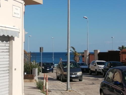 un parcheggio con auto parcheggiate vicino all'oceano di Dimora Miramare a Manfredonia