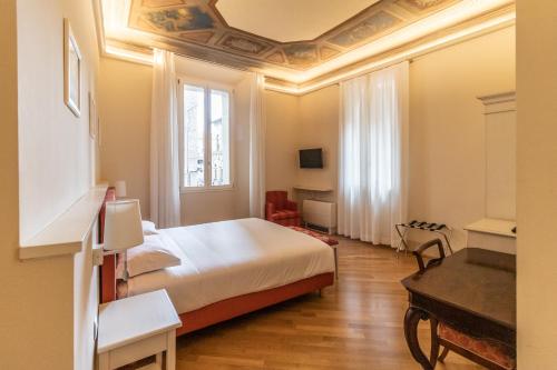 A bed or beds in a room at Casa Isolani Luxury Rooms Piazza Maggiore 1