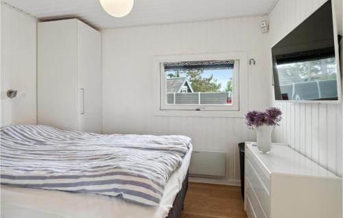 ein weißes Schlafzimmer mit einem Bett und einem Fenster in der Unterkunft Beautiful Home In Ebeltoft With House Sea View in Ebeltoft