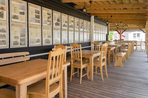 uma fila de mesas e cadeiras num restaurante em Skiemonių Dvaras em Skiemonys