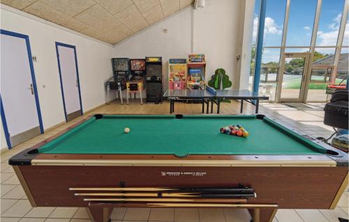 Τραπέζι μπιλιάρδου στο Cozy Apartment In Hemmet With Sauna