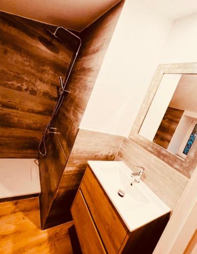 a bathroom with a sink and a mirror at Finca El Miruéndano in La Franca