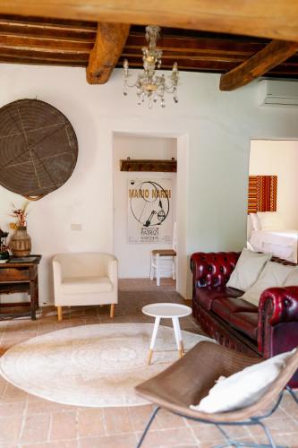 a living room with a couch and a table at Agriturismo Quarantallina in Buonconvento