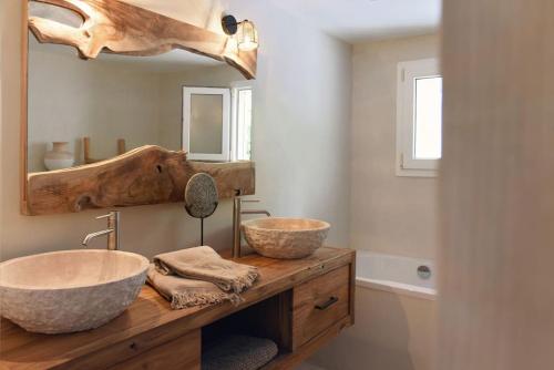 een badkamer met twee wastafels op een houten aanrecht bij Casa dos Islas in San Antonio Bay