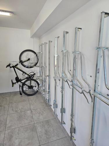 a bike parked in a bike rack in a room at Jagodowy Ski&Spa DeLux apartamenty z widokiem na góry,4km od Zieleniec Ski Arena Podgrzewany basen zewnętrzny latem,bilard,Wi-Fi w cenie Restauracja,balia,sauna na miejscu in Lasowka