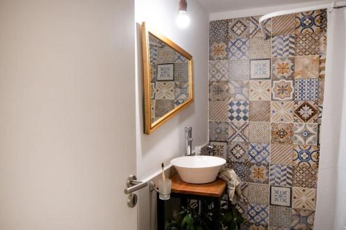 uma casa de banho com um lavatório e um espelho em Luma Esquel em Esquel
