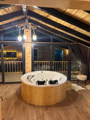ein großes Bad mit einer großen Badewanne in einem Zimmer in der Unterkunft Hayvore Loft in Çamlıhemşin