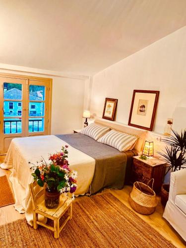a bedroom with a bed and a table with flowers on it at Finca El Miruéndano in La Franca