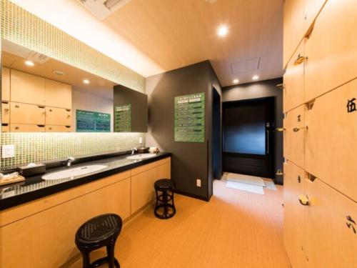 baño grande con lavabo y encimera en Super Hotel Tokyo Kinshicho Ekimae / Vacation STAY 78884, en Tokio