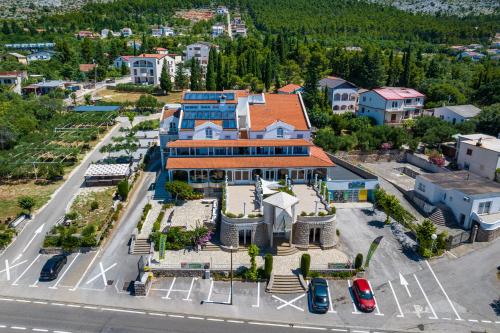 eine Luftansicht eines Gebäudes in einer Stadt in der Unterkunft Hotel Vicko in Starigrad-Paklenica