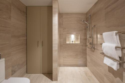 漢默溫泉的住宿－Oakview，浴室配有淋浴间和卫生间。