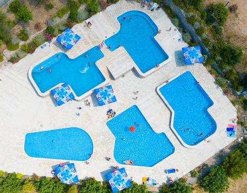 uma vista superior de uma piscina com água azul em Luxury Home Sanella em Klenovica