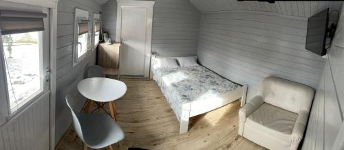 a small bedroom with a bed and a table and chairs at Ośrodek Wypoczynkowy Barbara in Gródek Nad Dunajcem