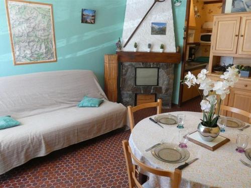 - une chambre dotée d'un lit et d'une table dans l'établissement Studio cosy 4 pers, St Lary Soulan, pied des pistes, parking, TV, kitchenette équipée - FR-1-457-324, à Saint-Lary-Soulan