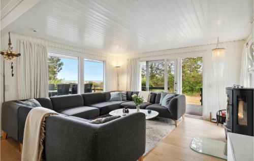 un soggiorno con divano e tavolo di Beautiful Home In Ebeltoft With House Sea View a Ebeltoft
