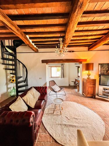 a living room with a couch and a table at Agriturismo Quarantallina in Buonconvento