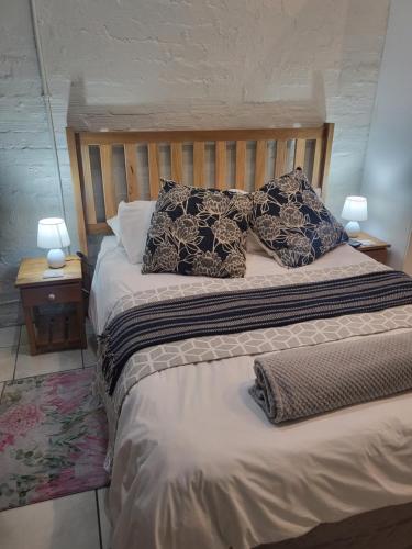1 cama con 2 almohadas en una habitación en 9 on Oostersee en Ciudad del Cabo