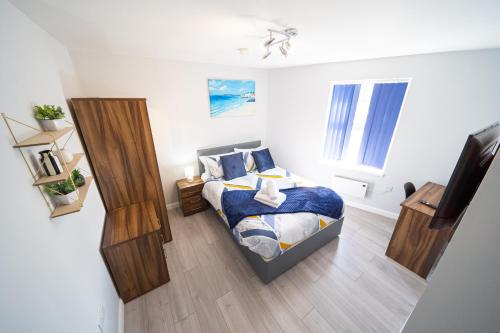 Habitación pequeña con cama y ventana en BV Studios with Ensuite Showers & Share Kitchens Prime Location near Hospital, Town Center Apt 4, en Saint Helens