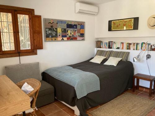 Postel nebo postele na pokoji v ubytování Tinyhouse im Patio einer romantischen Finca