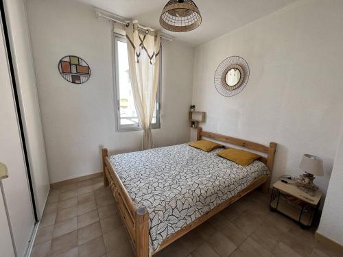 une chambre avec un lit et une fenêtre dans l'établissement T2 Mezzanine 6 pers, Terrasse, Barbecue, Près de la plage - FR-1-81-196, à Port-Leucate