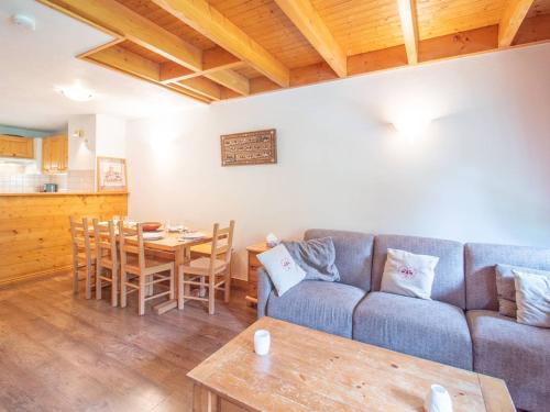 un salon avec un canapé et une table dans l'établissement Duplex 5 pièces avec balcon, animaux acceptés, skis aux pieds - FR-1-291-732, à Valmorel