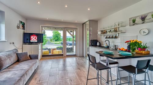 Dapur atau dapur kecil di Izerska Baza - basen, ebike, narty, sauna, jacuzzi, las blisko Świeradów Zdrój - 5D Apartamenty