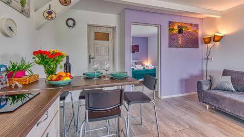Ruang duduk di Izerska Baza - basen, ebike, narty, sauna, jacuzzi, las blisko Świeradów Zdrój - 5D Apartamenty
