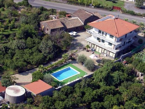 eine Luftansicht eines Hauses mit Pool in der Unterkunft Apartment with air conditioning and salt pool in Santa Venerina