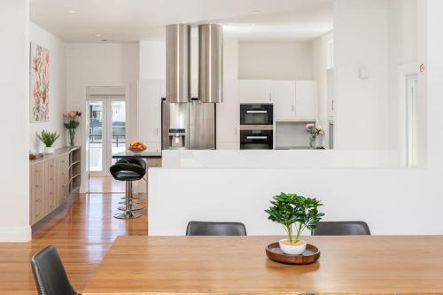 een keuken en eetkamer met een tafel en stoelen bij luxury city living - private entrance-free parking in Hobart