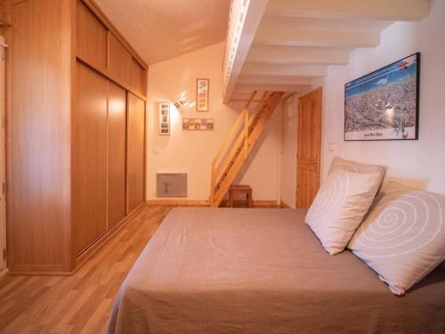 une chambre avec un lit dans une pièce avec un escalier dans l'établissement Appartement spacieux à Valmorel, 11 couchages, 4 Pièces, casier à skis - FR-1-291-749, à Valmorel