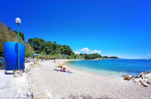- une plage avec des personnes sur le sable et l'eau dans l'établissement Luxury apartments Meje near two beaches, à Split