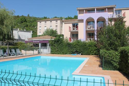 une grande piscine devant un immeuble dans l'établissement Les Canyons du Verdon, à Castellane
