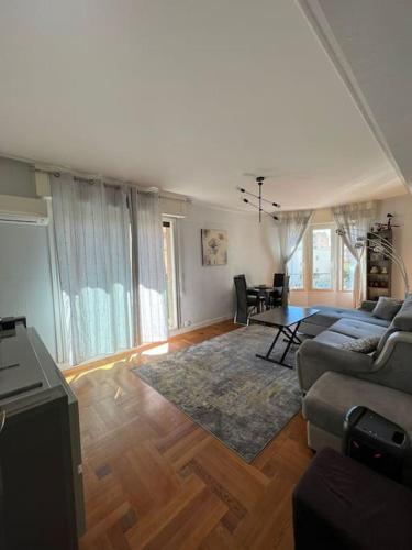 un salon avec un canapé et une table dans l'établissement Charming Flat in heart of Nice, à Nice