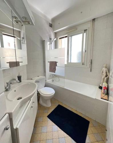 une salle de bain blanche avec un lavabo et des toilettes dans l'établissement Charming Flat in heart of Nice, à Nice