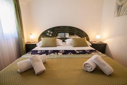 a bedroom with a bed with towels on it at Aurora Apartments in Bol
