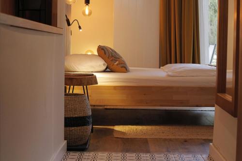 um quarto com uma cama com almofadas e uma janela em Hotel Na Skarpie - Charzykowy em Charzykowy