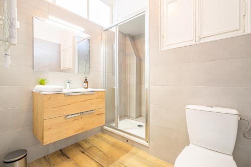 une salle de bain avec toilettes, lavabo et douche dans l'établissement Elana - Bel appartement dans la quartier du Camas, à Marseille