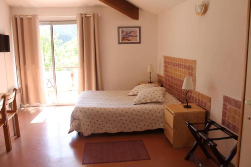 - une chambre avec un lit et une fenêtre dans l'établissement Les Canyons du Verdon, à Castellane