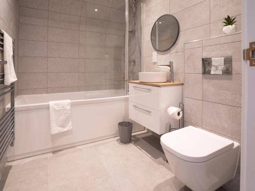 Koupelna v ubytování Pass the Keys The Stables Stylish cottage with hot tub and parking