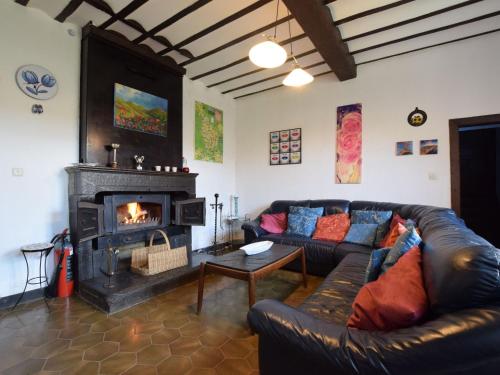 sala de estar con sofá y chimenea en Luxury Holiday Home in Melreux Hotton with Sauna en Melreux