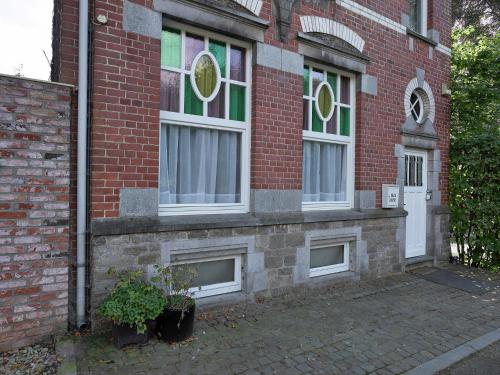 um edifício de tijolos com três janelas e uma porta em Suave Holiday Home in Stavelot with Infrared Sauna em Stavelot