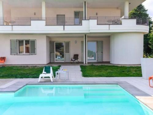 een huis met een zwembad voor een huis bij Spacious Villa in Tavullia with Private Swimming Pool in Tavullia