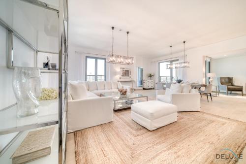 Luxurious 4BR Penthouse with Assistant Room and a Sweeping Balcony Showcasing Burj Khalifa and Sea Views, Le Pont, La Mer by Deluxe Holiday Homes