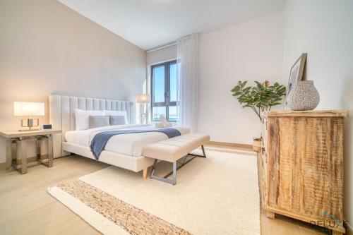 En eller flere senger på et rom på Peaceful 4BR Penthouse with Assistant Room at Le Pont Jumeirah by Deluxe Holiday Homes