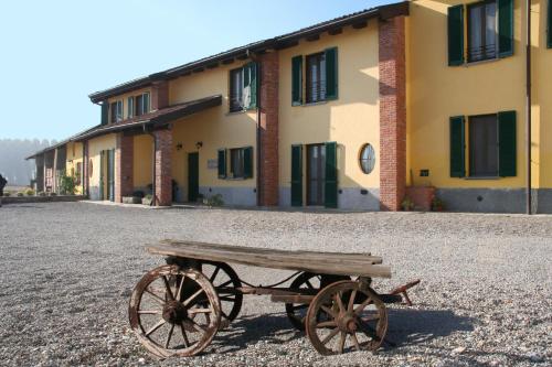 a wooden cart sitting in front of a building at Agriturismo Cascina la Palazzina in Albairate