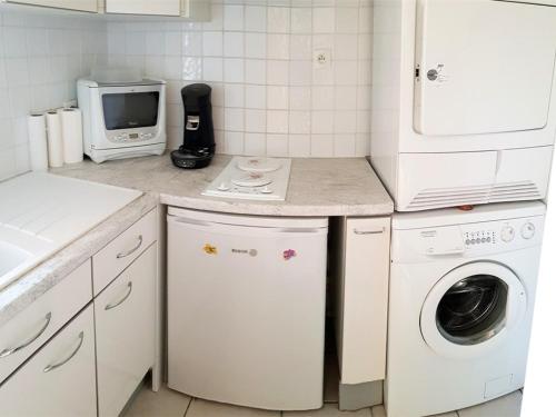 une cuisine avec un lave-linge et un micro-ondes dans l'établissement Appartement T2, 4 pers, 300m plage, parking privé, Argelès-sur-Mer - FR-1-388-50, à Argelès-sur-Mer