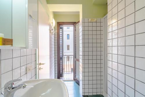 敘拉古的住宿－Fede，一间带白色水槽和窗户的浴室